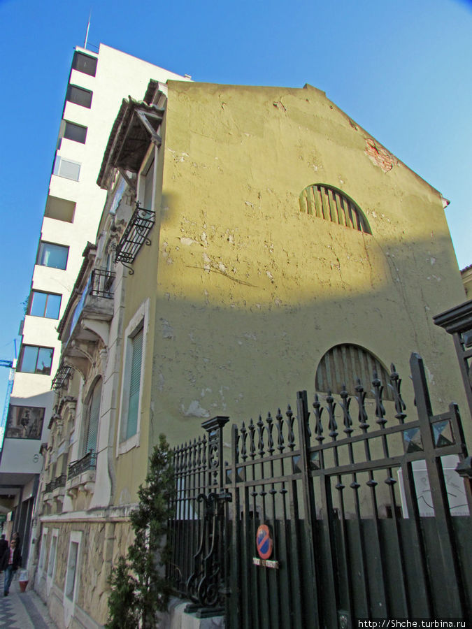 Рядом тоже здание не из современных... Лиссабон, Португалия