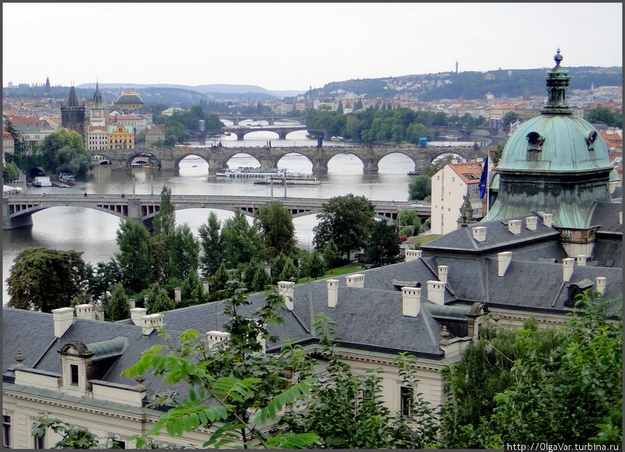 «Этот город воды, колоннад и мостов». Наверняка Николай Гумилев писал не о Праге, но эта фраза вполне подходит к столице Чехии.... Прага, Чехия