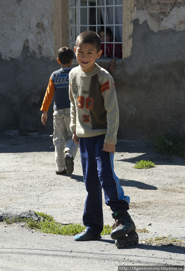 Несмотря на непростую жизнь, дети чрезвычайно улыбчивы и любознательны. Ереван, Армения