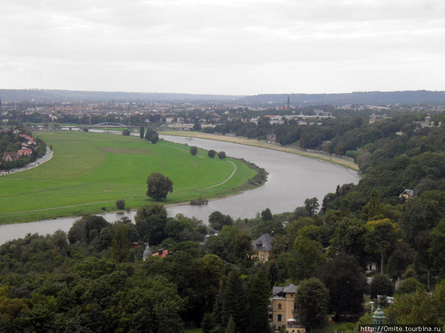 Вдали виднеется строящийся мост, из-за которого долину Эльбы исключили в 2009 году из списка культурного наследия Юнеско. Дрезден, Германия