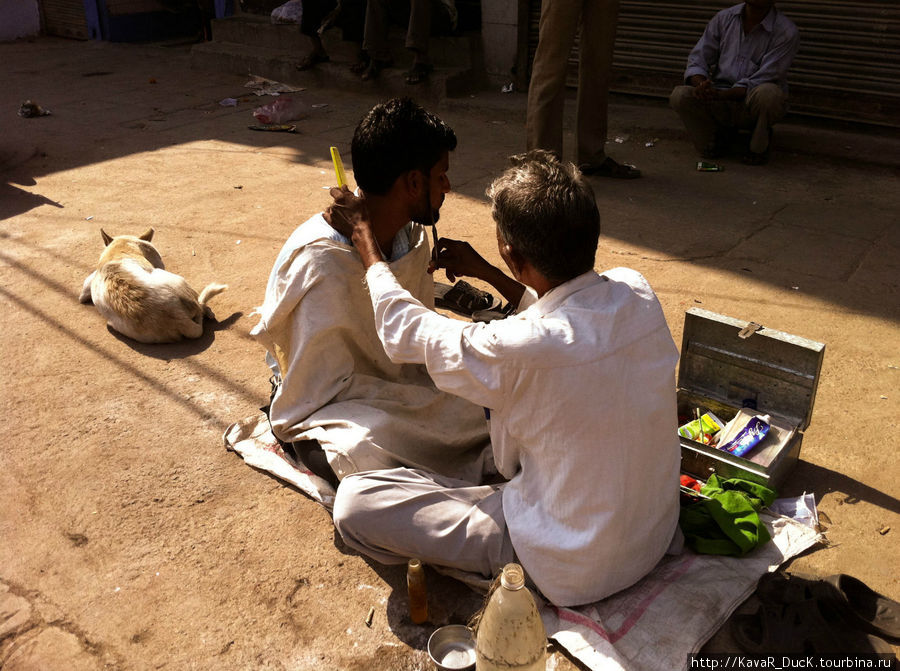 После водных процедур можно воспользоваться услугами парикмахера Дели, Индия