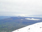 Вдалеке за этими скалками, если присмотреться, белая вершина вулкана Каямбе.