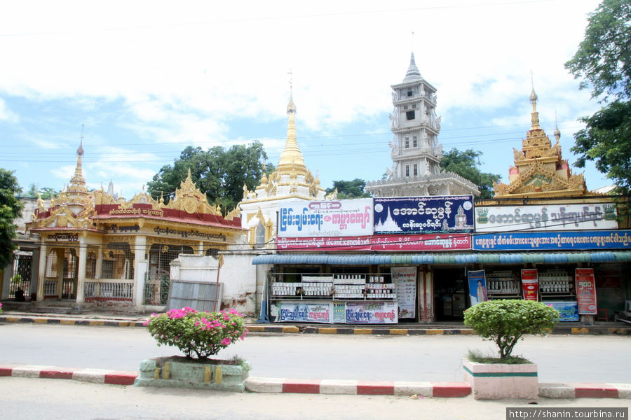 Пагода в центре города — но не самая главная Монива, Мьянма