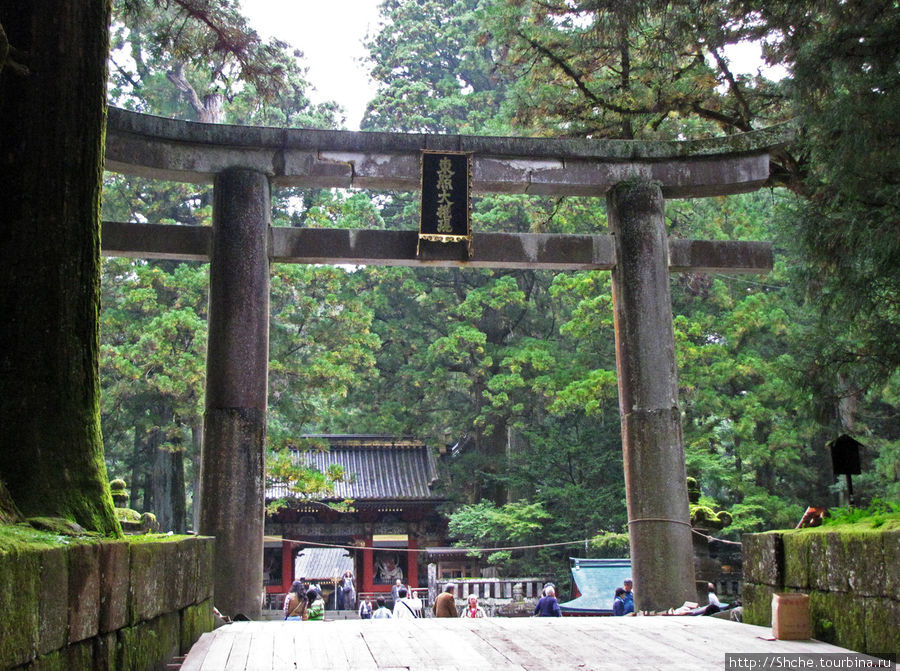 Чтобы попасть на территорию мемориала, надо пройти под гранитными воротами высотой в 9 метров. Никко, Япония