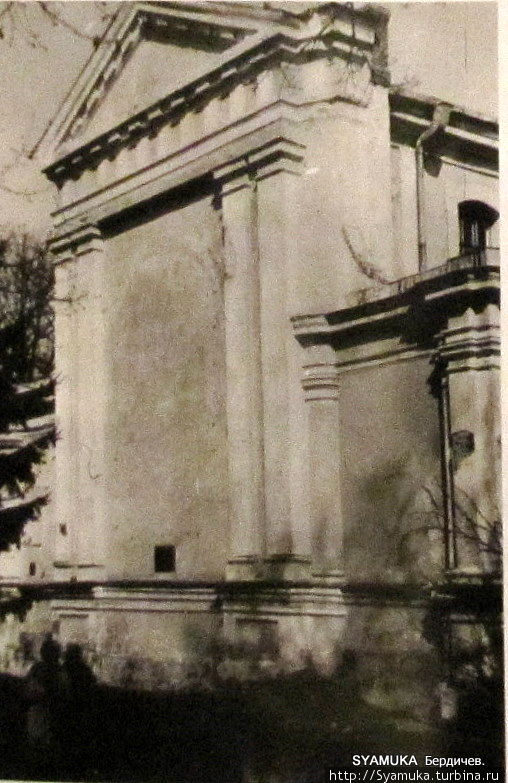 Замурован главный вход в храм. Бердичев, Украина