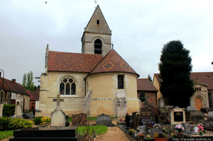 Церковь Сент — Пьер со стороны церковного кладбища. Фурж, Франция