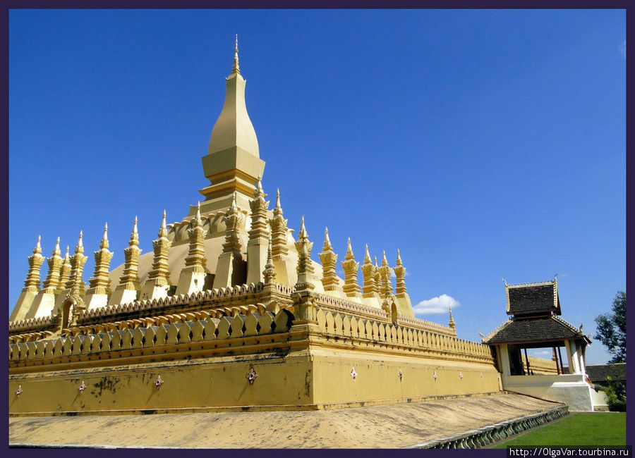 Великая ступа состоит из трех уровней, символизирующих буддизм. Первый уровень –  материальный мир; второй, состоящий из тридцати ступ, — это буддийские добродетели; третий уровень – большая четырехгранная 45-метровая ступа с вершиной – цветком лотоса. Вьентьян, Лаос