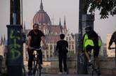 Велосипедисты, велосипедные дорожки, виды на Парламент.