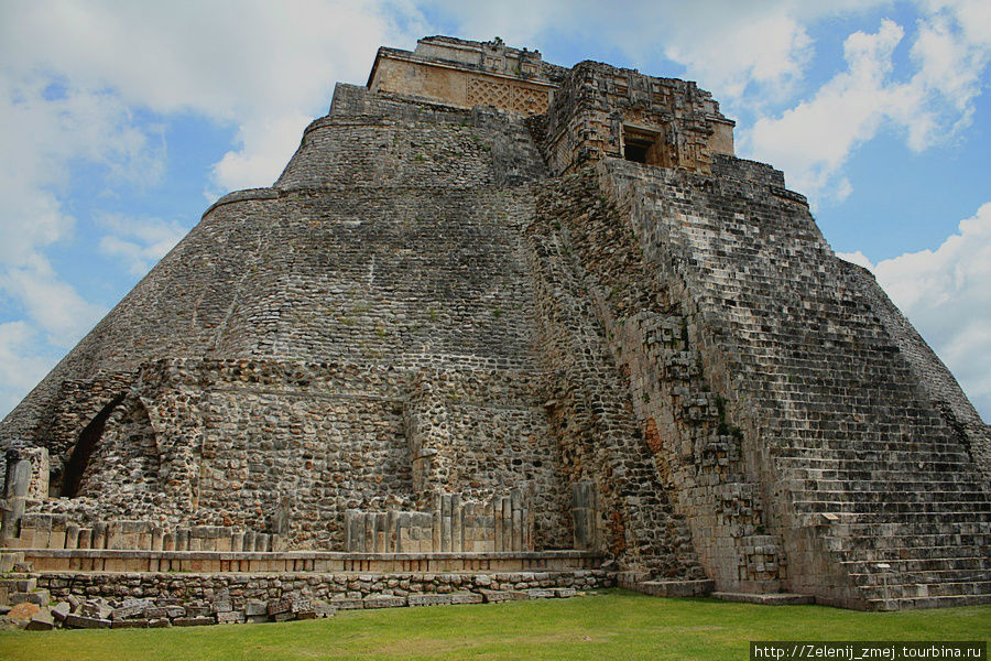 Пирамида Колдуна в Ушмале Штат Юкатан, Мексика