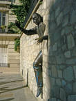 Человек, проходящий сквозь стену. Эта забавная скульптура выполнена по одной из повестей Эме и подаренная Монмартру знаменитым киноактёром Жаном Марэ.