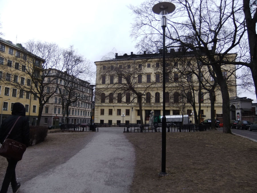 Небольшой сквер на площади Мосебакке, что находится на холме. Говорят, что все дома в районе площади связаны между собой подземными ходами. Стокгольм, Швеция
