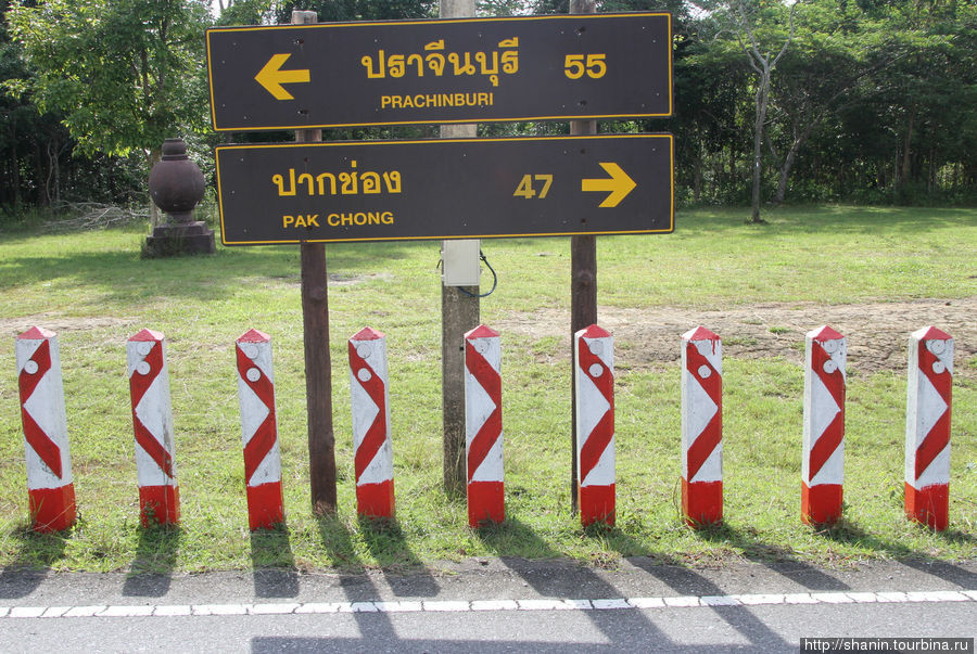 Поворот к лагерю как раз на развилке Кхао-Яй Национальный Парк, Таиланд