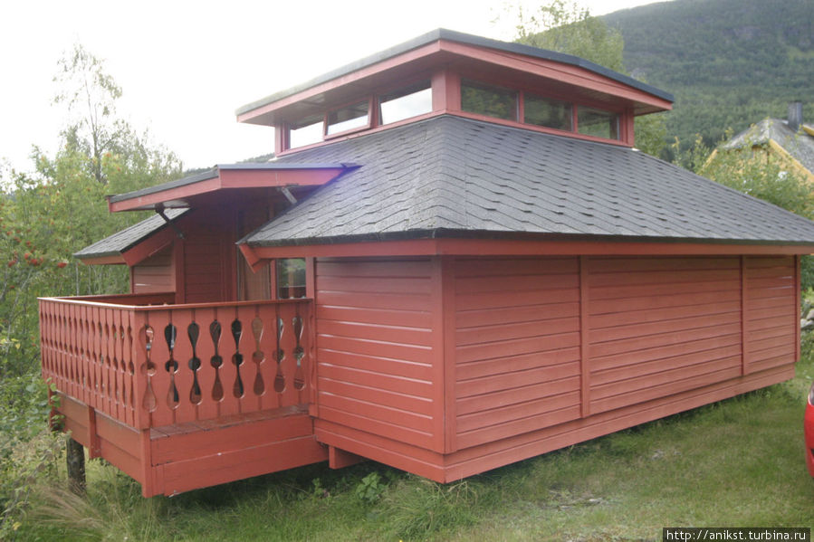 Лаконизм архитектуры домика поражал Согнефьорд, Норвегия