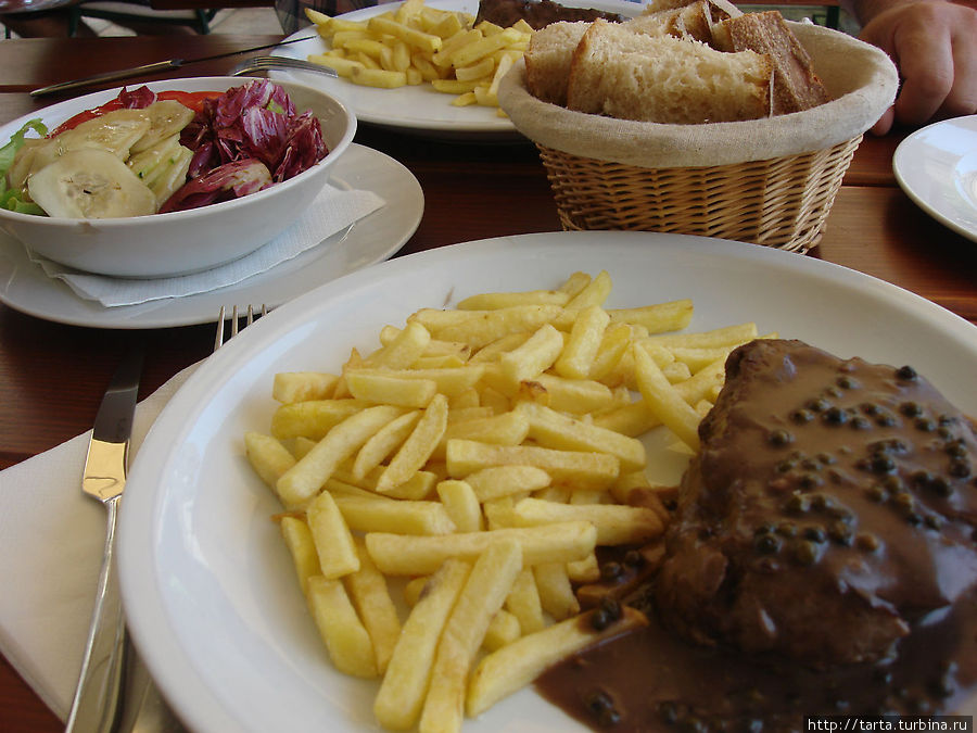 Сочный стейк из говядины с картофелем и овощами Сплит, Хорватия