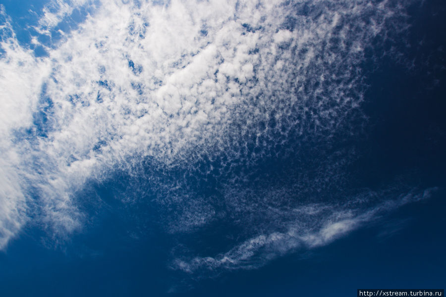 Глубокое синее небо над нами. Республика Крым, Россия
