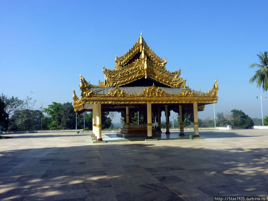Янгон. Бирманская Сала над отпечатком стопы Будды в храме Мраморного Будды. Янгон, Мьянма