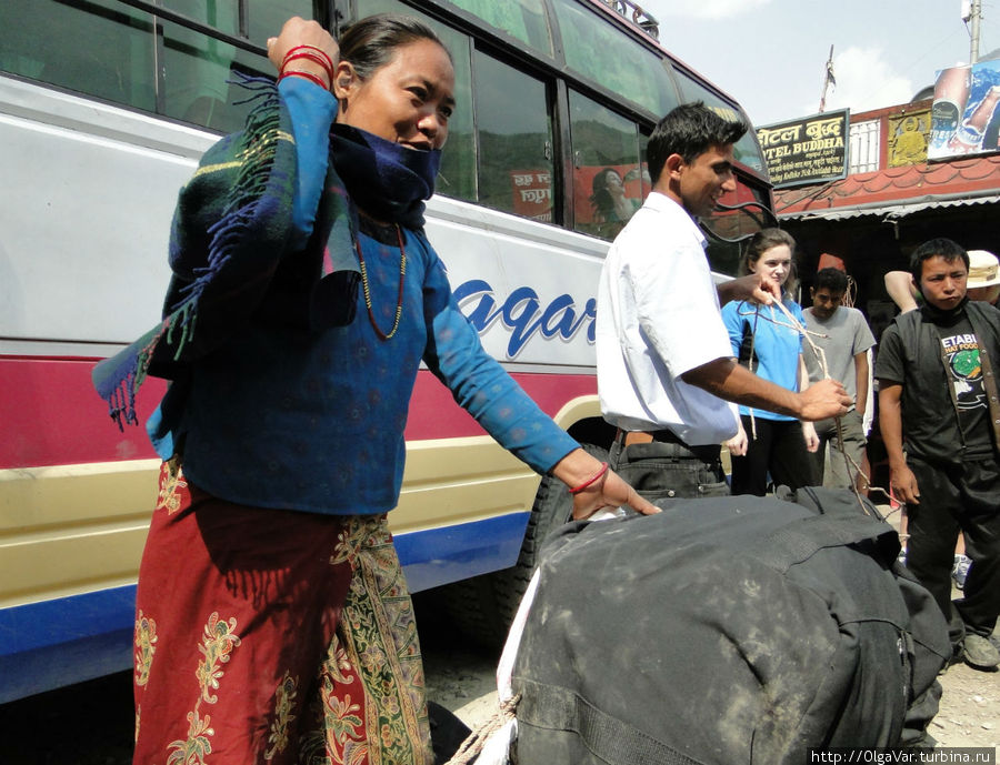 Закончив обвязку, Топмэ уже искренне улыбалась. Наяпул, Непал