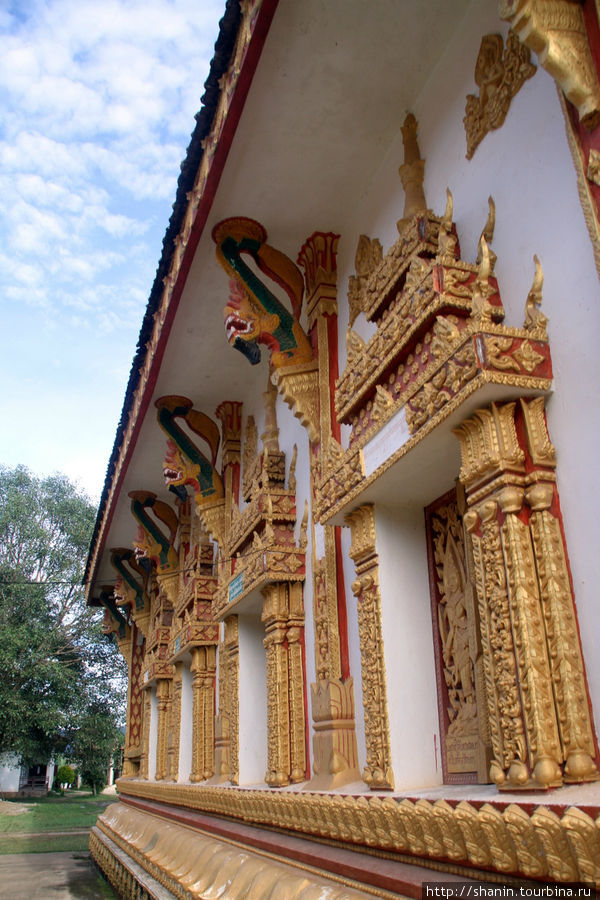 Стена храма Пхонсаван, Лаос
