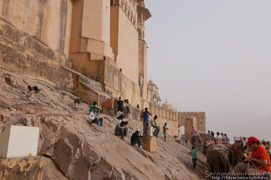 Бродячие фотографы у стен форта Джайпур, Индия