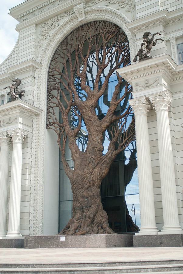 Центральным элементом фасада министерства сельского хозяйства и продовольствия является многометровое узловатое дерево без единого плода или листочка. Казань, Россия