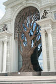 Центральным элементом фасада министерства сельского хозяйства и продовольствия является многометровое узловатое дерево без единого плода или листочка.