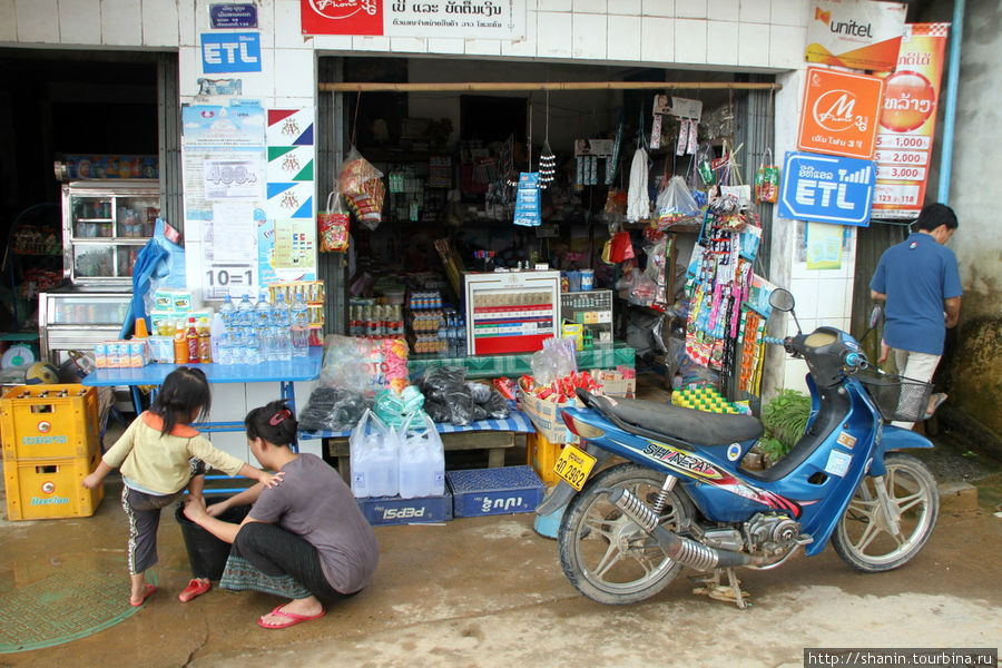 При дорожный магазинчик Лаос