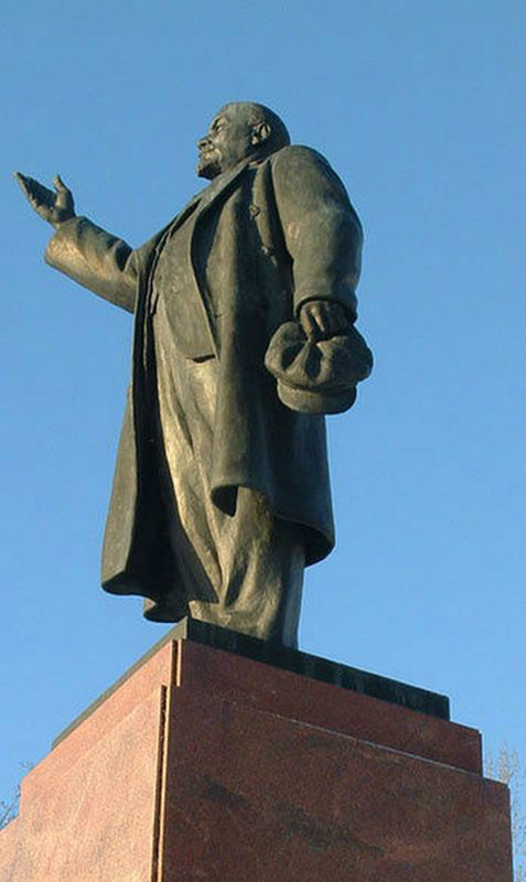 Памятник Ленину перед школой. Первоначально в декабре 1950 года памятник Ленину стоял при въезде в Ленинград у Средней Рогатки, теперь – площадь Победы. В 1968 году была реконструкция площади и возводили сооружение монумента 