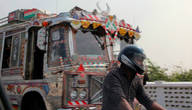 Атрибуты Пакистана: разрисованный автобус и мотоциклист