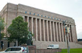Здание национального парламента поддерживает морской дух города окнами-иллюминаторами. Этот уникальный архитектурный стиль, напоминающий ретро-футуризм достаточно популярен в Хельсинки, чтобы его можно было приписать к национальным чертам.