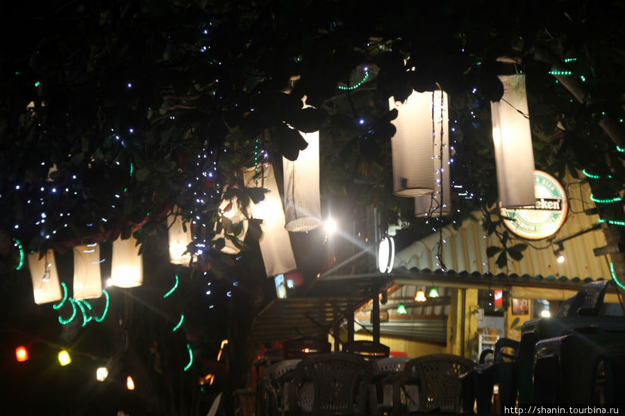 Фонарики освещают кафе на берегу Остров Чанг, Таиланд