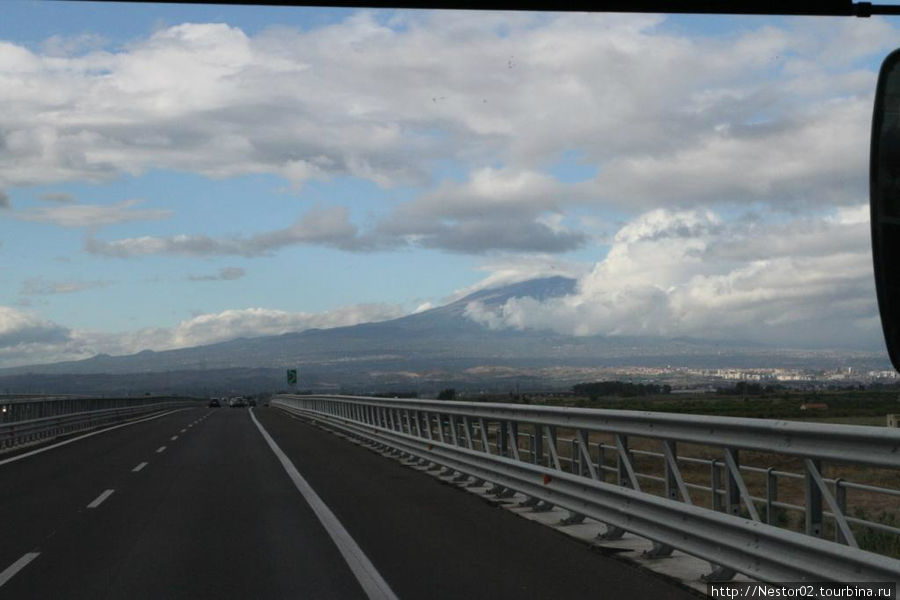 Дорога из Сиракуз в Катанью. Вид на Этну. Сицилия, Италия