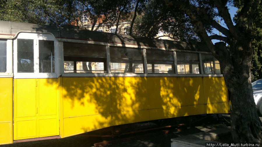 трамвайчик, вроде здесь на вечной стоянке... Лиссабон, Португалия