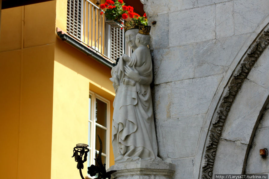 Скульптура Девы Марии на углу церкви Санта Мария делла Роза