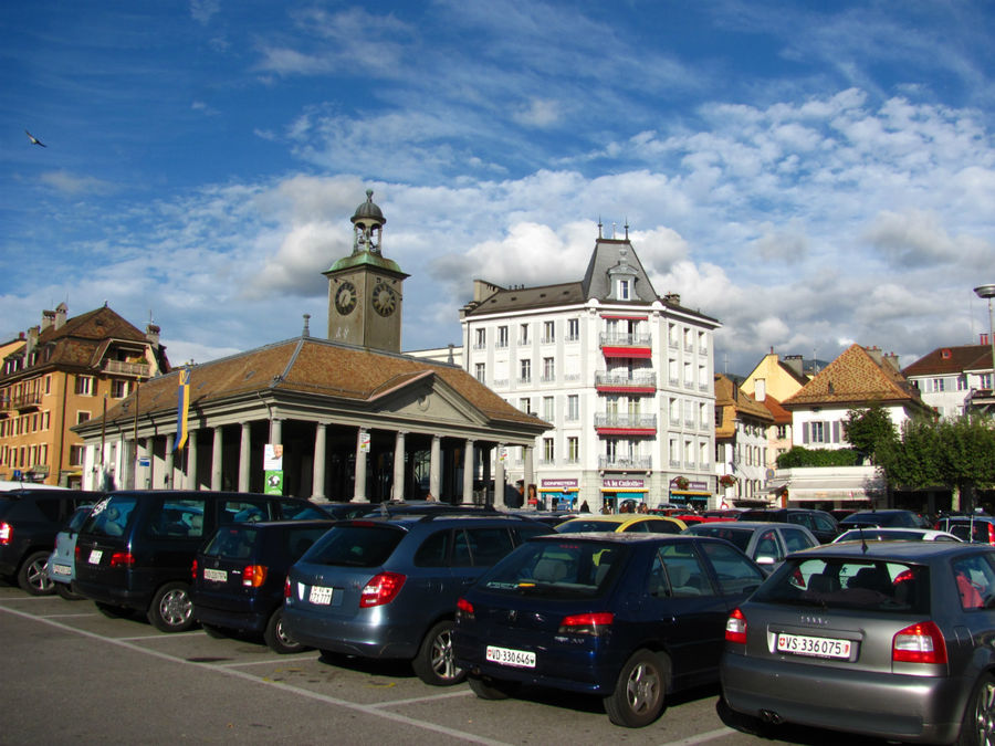 Центральная площадь города одновременно оказалась гигантской автостоянкой Веве, Швейцария