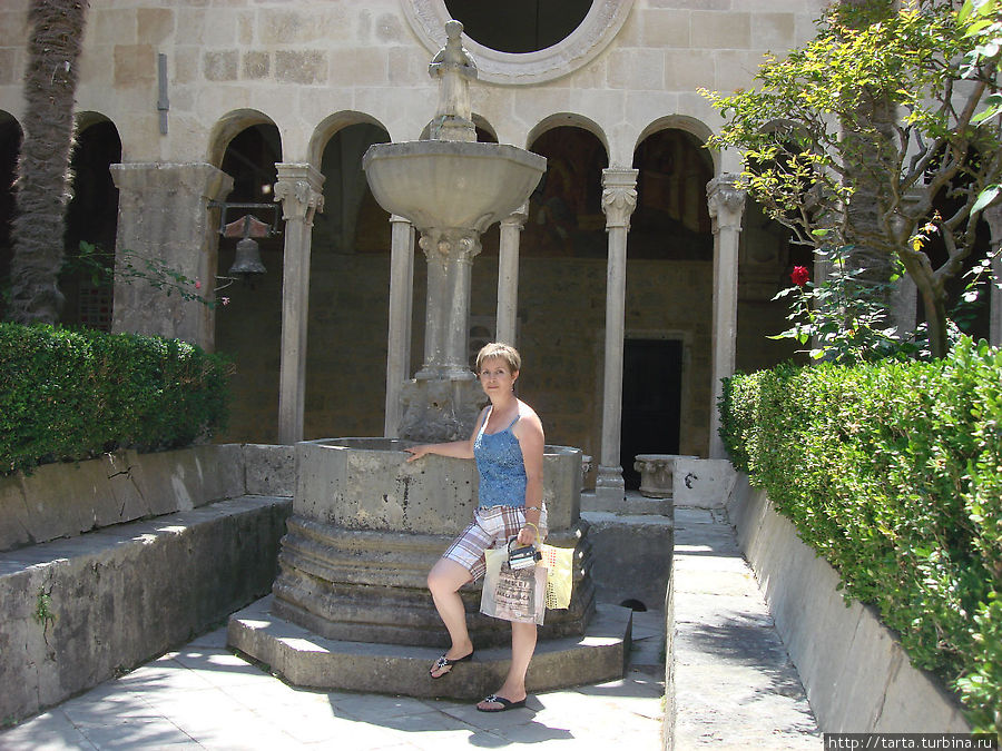 Фонтан венчает скульптура св. Франио Дубровник, Хорватия