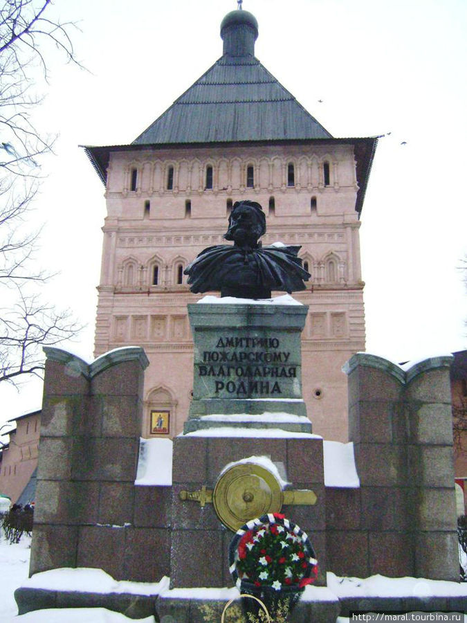 Памятник Дмитрию Пожарскому на фоне 22-метровой Проездной башни монастыря Суздаль, Россия