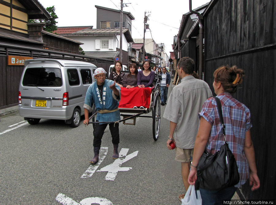по улицам туристов катают на 2-х колесных бричках японцы, одетые в традиционные костюмы, при этом они же выступают в роли гидов Такаяма, Япония