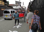 по улицам туристов катают на 2-х колесных бричках японцы, одетые в традиционные костюмы, при этом они же выступают в роли гидов