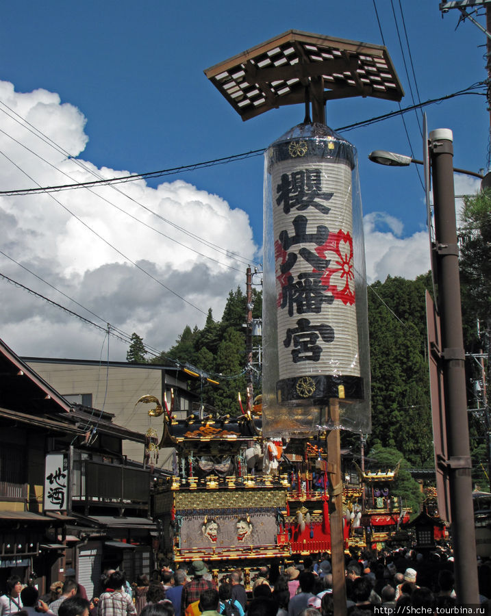 Это улица, где стоят повозки,участницы фестиваля. Это совсем другая история... Такаяма, Япония