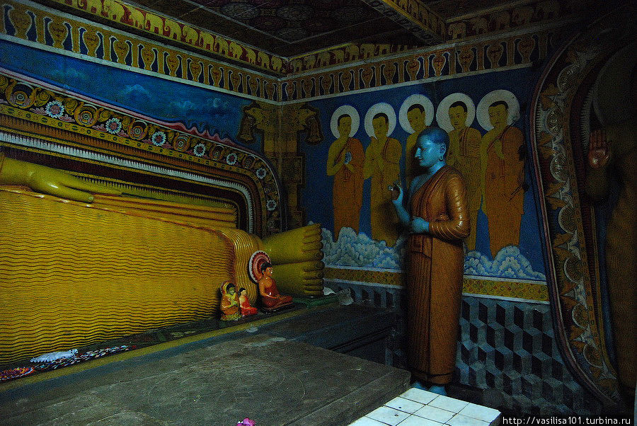 Храм Зуба Будды и огненное шоу