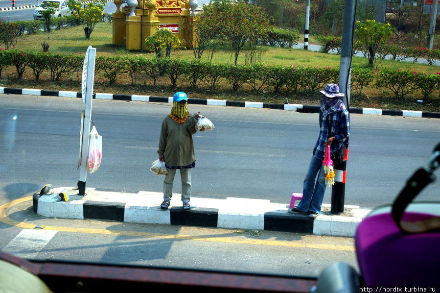 На трассе Паттайя-Бангкок типичные представители продаваек-кастовость на лицо. Паттайя, Таиланд