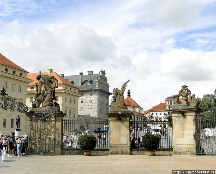 Первый внутренний двор, где происходит церемония смены караула Прага, Чехия