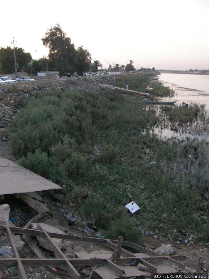 По мосту над Евфратом Эн-Насирия, Ирак
