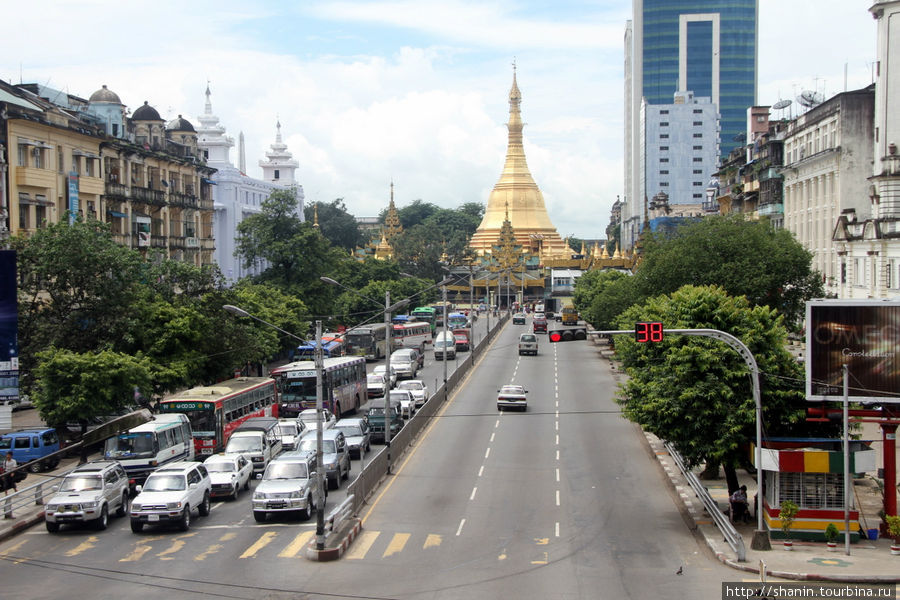 Пагода Суле в самом центре Янгона и главный проспект Янгон, Мьянма