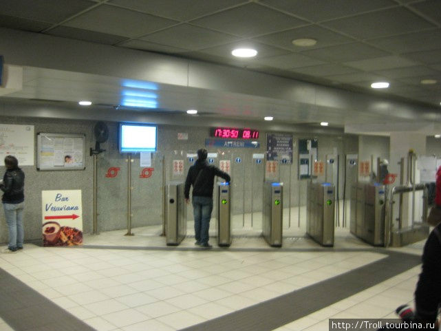 Вход на станцию под железнодорожным вокзалом