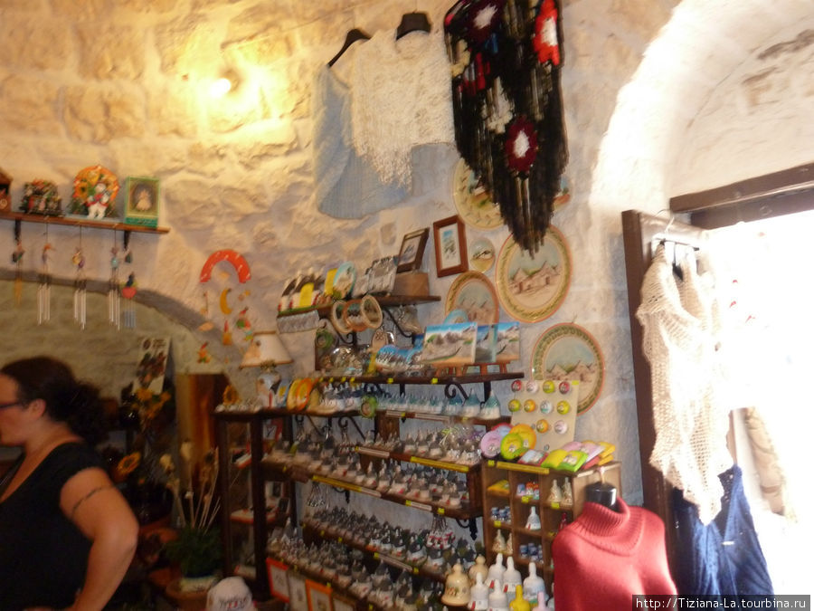 Магазинчик сувениров изнутри Апулия, Италия