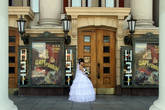 Невеста перед входом в театр