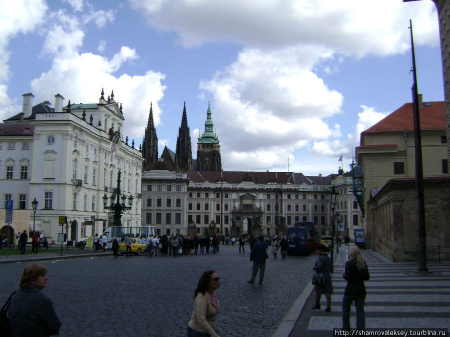 Градчанская площадь. Президентский дворец и вход в Пражский Град, слева Архиепископский дворец Прага, Чехия