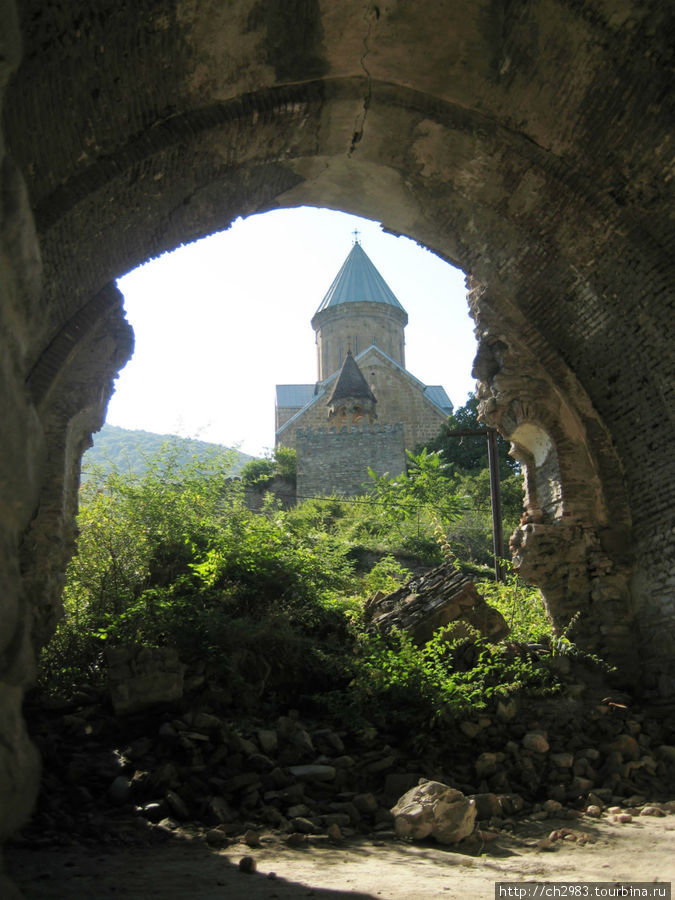 Замок Ананури. Вид из полуразрушенной церкви . Ананури, Грузия