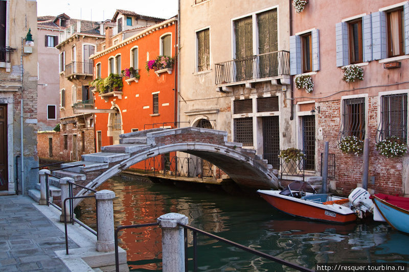 Каналы Венеции, мост на CANALLE DELLA MISERICORDIA, р-н Каннареджио. Венето, Италия